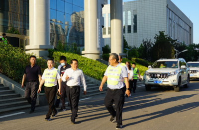 劉國鋒、王仲田看望慰問鐵塔公司應急供電保障人員，現場關注電瓶電力恢復儀應用成效